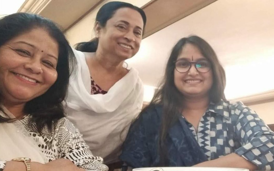 संध्या कुलकर्णी और प्रतिभा गोटीवाले के साथ शाहनाज़ इमरानी (बीच में)
