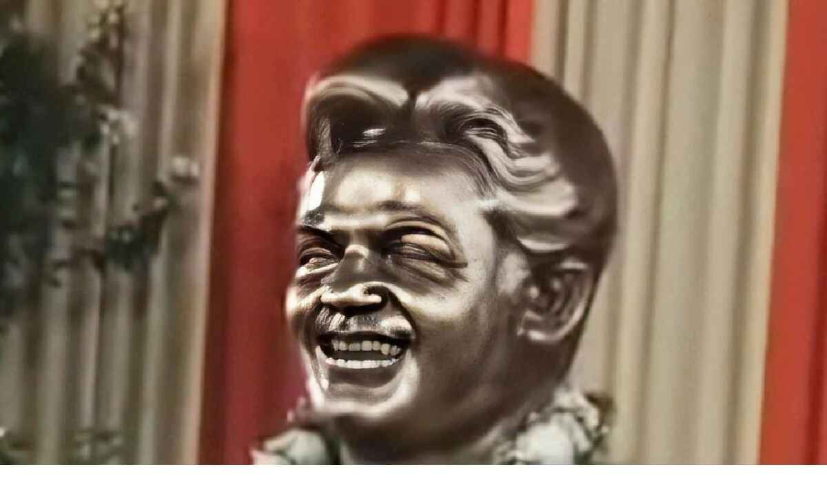 उत्तम कुमार, uttam kumar, मूर्तिकला, statue